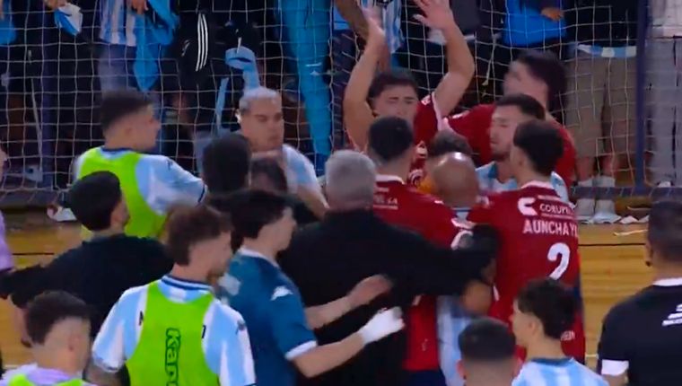 El clásico de futsal entre Independiente y Racing terminó de la peor manera. Foto: Captura TyC Sports