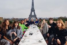 Un video viral muestra la dolorosa imagen de la cantidad de familias sin techo, en su mayoría migrantes, que ocupan el metro del tradicional Hotel de Ville Foto: Instagram @emilyinparis