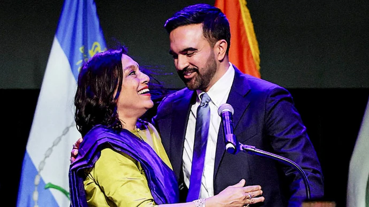 Mira Nair y su hijo Zohran Mamdani el nuevo alcalde de Nueva York.