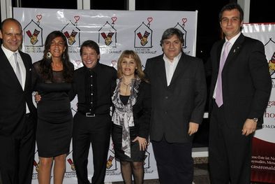 MDZol | Luis Zambonini, Gabriel Canci, Graciela Rainieri, Miguel Furque y Roberto Colombo, junto Dalila Tahan, una de las invitadas. Foto: Flor Kaiser / MDZ