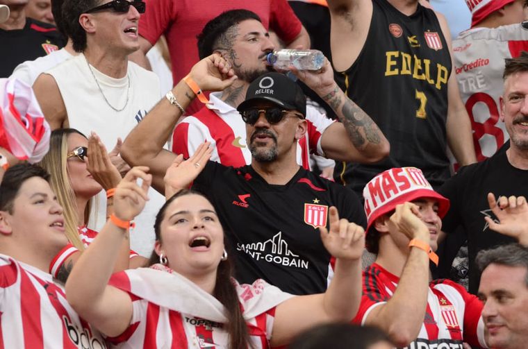 Verón se mezcló con la hinchada para la final contra Racing.