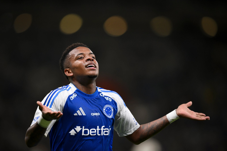 Keny Arroyo fue expulsado en Chile y no jugará ante Boca en la Bombonera. Keny Arroyo fue expulsado en Chile y no jugará ante Boca en la Bombonera.