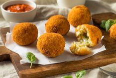 Croquetas de arroz con queso y limón.