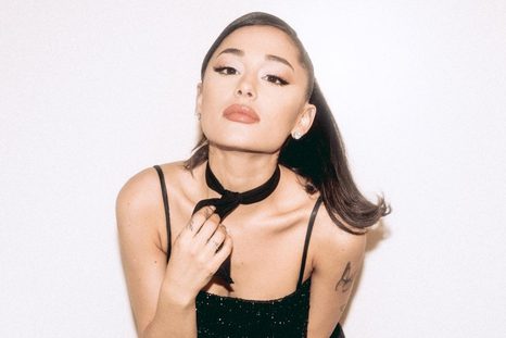 Ariana Grande compartió su increíble cambio de look para su actuación en el musical de Broadway Wicked.