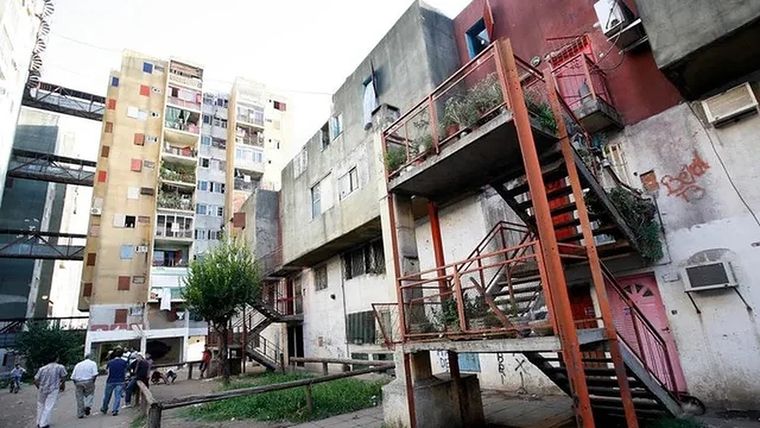 Fuerte Apache, barrio obrero transformado por los delincuentes, en Tres de Febrero. En el 2000 dos monoblocks fueron derribados aduciendo fallas edilicias. Fuerte Apache, barrio obrero transformado por los delincuentes, en Tres de Febrero. En el 2000 dos monoblocks fueron derribados aduciendo fallas edilicias.