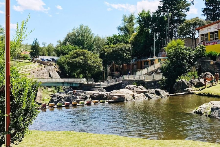 En el centro de El Volcán se ubica La Hoya, una visita imperdible y un espacio verde ideal para pasar el día. En el centro de El Volcán se ubica La Hoya, una visita imperdible y un espacio verde ideal para pasar el día.