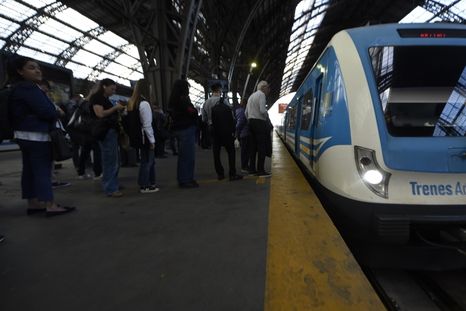 Contuán las obras de renovación en distintos ramales del Tren Mitre. Contuán las obras de renovación en distintos ramales del Tren Mitre.