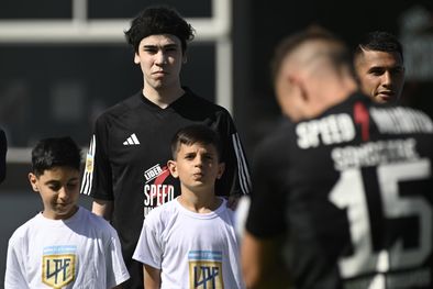 MDZol | Spreen poco antes del comienzo del partido que le costó 20 millones de pesos a Víctor Stinfale, titular de Deportivo Riestra. Foto: FotoBaires