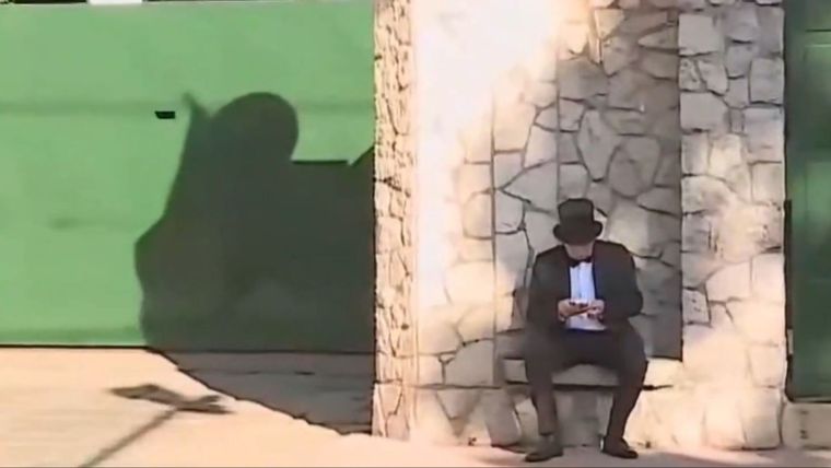 El Mago Sin Dientes esperando afuera de Olivos.