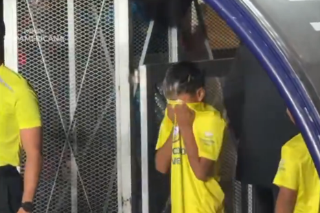 la emocion del nino que entro a la cancha con neymar y vivio el momento de su vida la emocion del nino que entro a la cancha con neymar y vivio el momento de su vida
