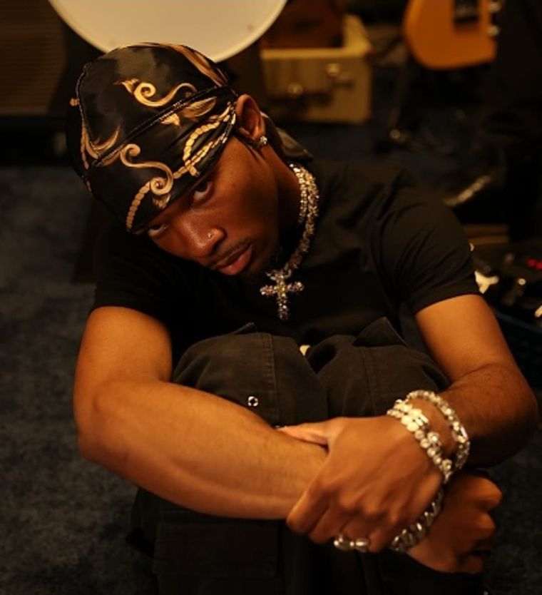 El joven cantante de alt-pop, entre otros géneros, deberá responder ante la Justicia luego de que la policía encontrara un cadáver en el maletero de su Tesla. El joven cantante de alt-pop, entre otros géneros, deberá responder ante la Justicia luego de que la policía encontrara un cadáver en el maletero de su Tesla.