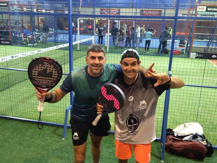 Marcelo Daud y Germán Buenanueva se quedaron con el trofeo en su categoría. Foto: AMJP