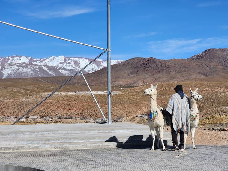 Un poblador de San Antonio de los Cobres espera a los pasajeros para sacarse fotos. Un poblador de San Antonio de los Cobres espera a los pasajeros para sacarse fotos. 