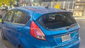 Así quedó el auto tras el intento de robo en la Quinta Sección. Así quedó el auto tras el intento de robo en la Quinta Sección.