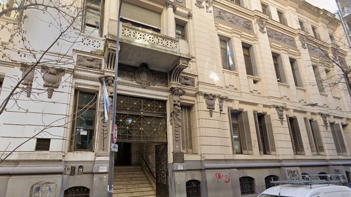 Alarma en Recoleta: el colegio Carlos Pellegrini está bajo protocolo por una amenaza de masacre escolar