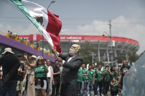 Un aficionado agita una bandera de México previo a la inauguración del Mundial de la FIFA 2026 este jueves. Un aficionado agita una bandera de México previo a la inauguración del Mundial de la FIFA 2026 este jueves.