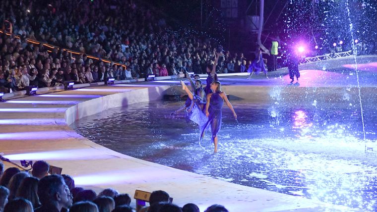 El público vibró con toda la emoción de una noche perfecta. El público vibró con toda la emoción de una noche perfecta.