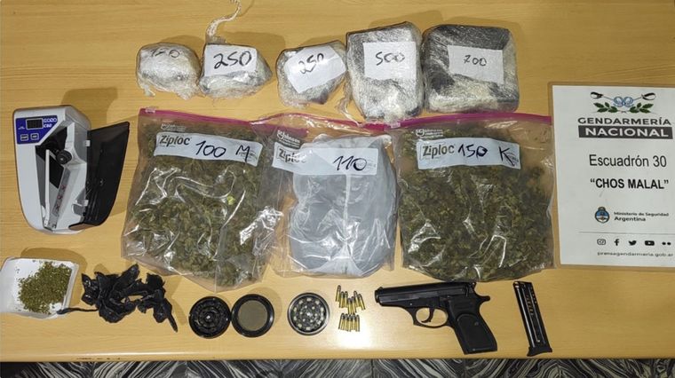 Tanto la droga como cinco teléfonos celulares, fueron incautados por los gendarmes.  Foto: Gendarmería Nacional