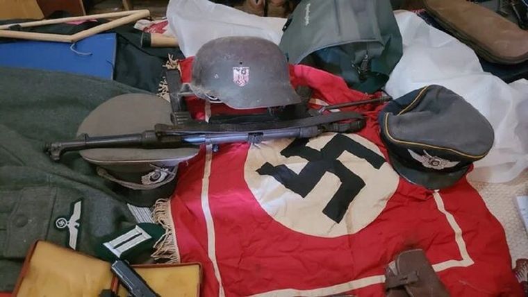 En el allanamiento, los oficiales incautaron un uniforme de la Segunda Guerra Mundial con simbología nazi Foto: Policía Federal Argentina