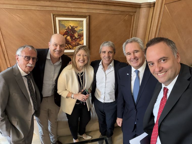 Antes de su conferencia de prensa, Manuel Adorni posó junto a los ministros del Gabinete que salieron a respaldarlo. Antes de su conferencia de prensa, Manuel Adorni posó junto a los ministros del Gabinete que salieron a respaldarlo.