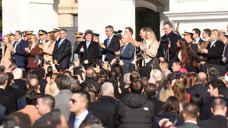 Sin la presencia de Victoria Villarruel, Javier Milei entonó las estrofas del Himno Nacional frente al Cabildo luego de la dura homilía de García Cuerva. Sin la presencia de Victoria Villarruel, Javier Milei entonó las estrofas del Himno Nacional frente al Cabildo luego de la dura homilía de García Cuerva.