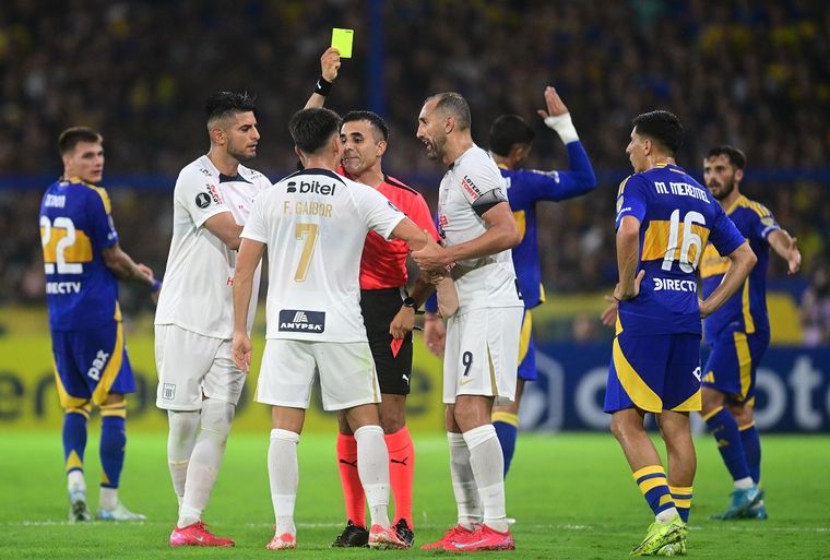 El chileno Piero Maza expulsó a un integrante de cada cuerpo técnico y mostró cinco amarillas. Foto: FotoBaires