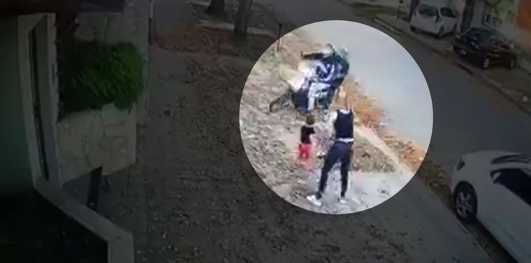 Así abordaron a la mujer y le robaron sus pertenencias frente a su hijo