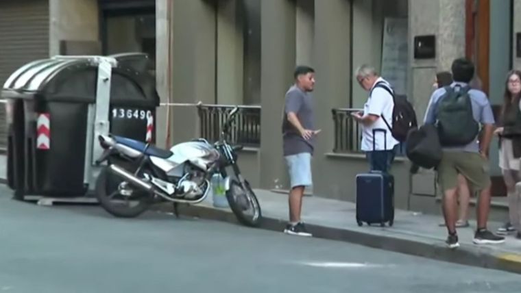 Así amaneció el hotel tras ser evacuado por el incendio de un contenedor de basura.