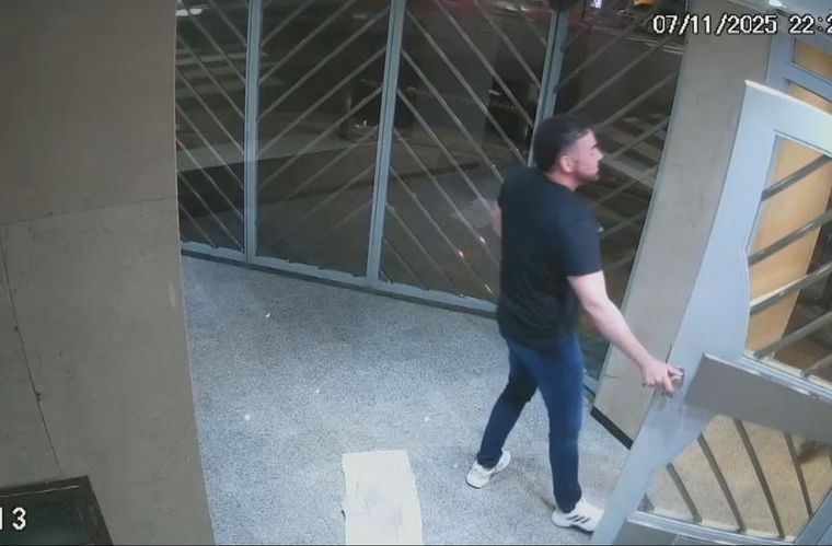 Un psicólogo fue drogado y brutalmente atacado por un hombre que conoció en una app de citas y sus dos cómplices que lo desvalijaron.