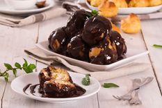 El chocolate que consumimos proviene del árbol de cacao del cual se extraen sus granos o semillas que vienen en vaina. Foto: Shutterstock