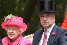 La reina Isabel II con su hijo Andrés, duque de York. Foto: Mujer hoy - mujerhoy.com