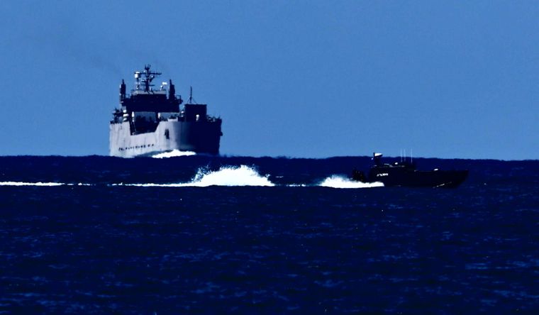 Un buque de Israel intercepta a uno de los barcos de la flotilla humanitaria hacia Gaza. Foto Efe
