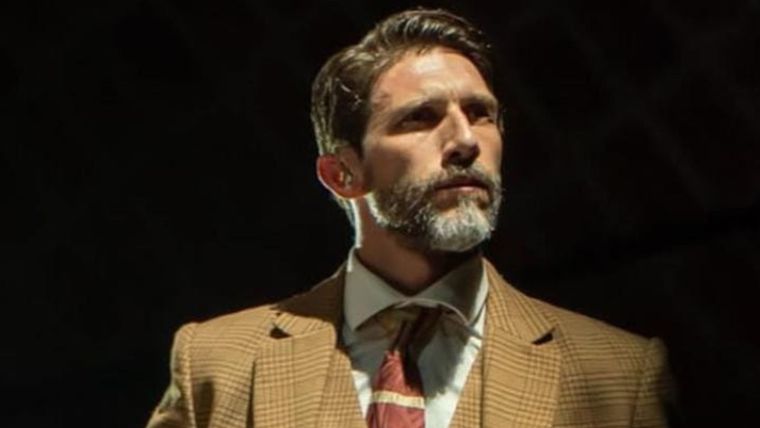 Una especialista en espectáculos reveló que el artista y la cantante estarían saliendo.