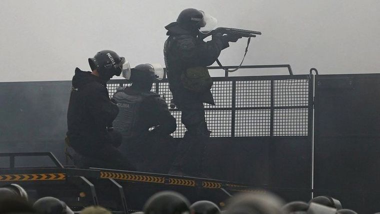 La policía disparó granadas paralizantes a los manifestantes este miércoles. Foto: REUTERS