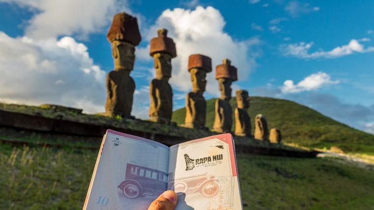 La playa Anakena es una de las playas más conocidas de la isla y uno de los mejores lugares para nadar en todo Chile. La playa Anakena es una de las playas más conocidas de la isla y uno de los mejores lugares para nadar en todo Chile.