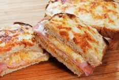 exquisito croque monsieur: pan de molde casero con aceite de oliva y fiambre