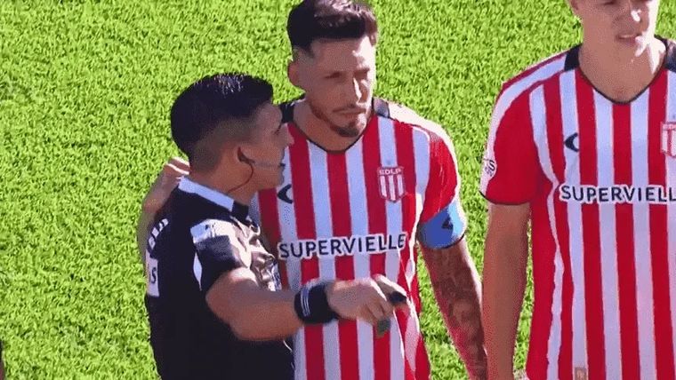 El árbitro Andrés Merlos habla con el capitán de Estudiantes, José Sosa, y le explica que se tiene que ir Verón de la cancha.