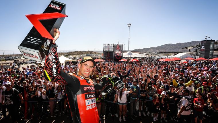 Álvaro Bautista celebra ante una multitud de fanáticos. Foto: WorldSBK