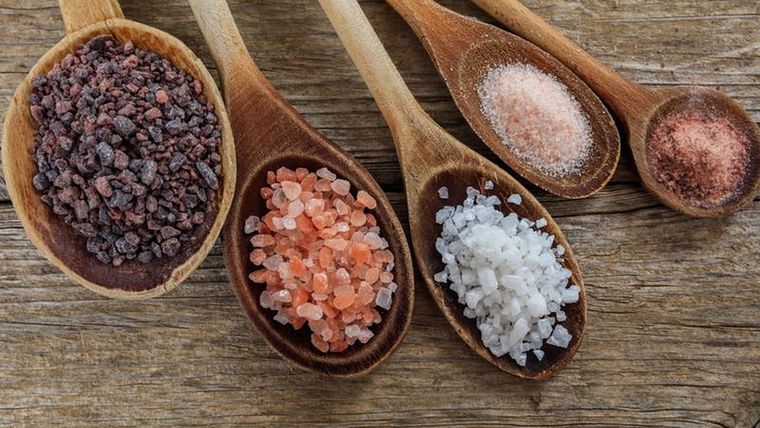 La sal más utilizada es la sal refinada común, pero eso no quiere decir que sea la única. Foto: Freepik