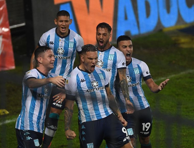 Racing ganó el clásico tras un polémico final. Foto: Télam