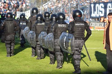 MDZol | En uno de los encuentros anteriores, el micro del equipo visitante había sido  recibido con piedrazos de los hinchas locales. Foto: Santiago Tagua/MDZ