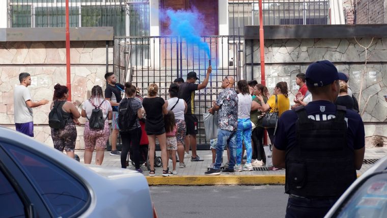 Un grupo de personas protestó en las puertas del municipio. Foto: Rodrigo DAngelo / MDZ