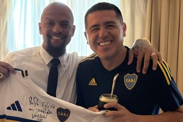 En mayo pasado, durante el Torneo de Leyendas en el 75° Congreso de la FIFA en Paraguay, Riquelme le regaló a Felipe Melo cuatro camisetas de Boca con dedicatoria incluida. En mayo pasado, durante el Torneo de Leyendas en el 75° Congreso de la FIFA en Paraguay, Riquelme le regaló a Felipe Melo cuatro camisetas de Boca con dedicatoria incluida.