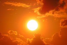 El Sol aparece en nuestro presente como una idea romántica, un detalle que no llega a estructura el mundo. Foto: Imagen generada por Midjourney