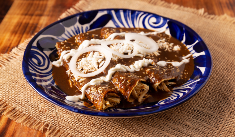Aunque hoy se sirve en celebraciones, la receta original de enmoladas era un plato cotidiano en muchas familias, gracias a su sencillez y profundo valor cultural.