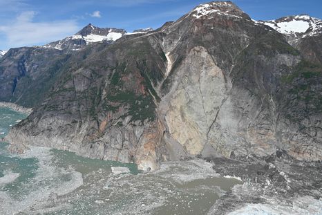 Vista aérea del deslizamiento de tierra y el tsunami de agosto de 2025 cerca del glaciar South Sawyer, en Alaska. Vista aérea del deslizamiento de tierra y el tsunami de agosto de 2025 cerca del glaciar South Sawyer, en Alaska.