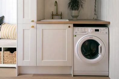 MDZol | Lavar la ropa con manchas de barro de forma incorrecta puede fijar las manchas en lugar de eliminarlas, dañando la ropa para siempre. Foto: Industville