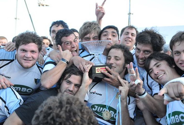 El campeón festejó a lo grande. Foto: Pachy Reynoso / MDZ