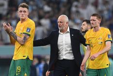 Graham Arnold saludo a sus jugadores. Foto: EFE