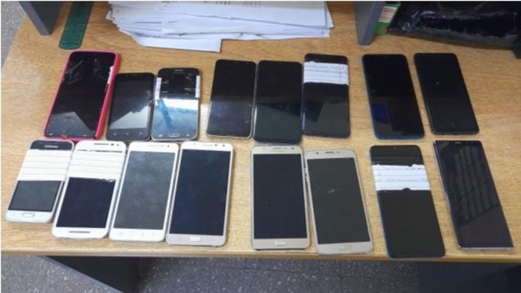 Una decena de celulares fueron incautados por la Policía. Foto: Ministerio de Seguridad.